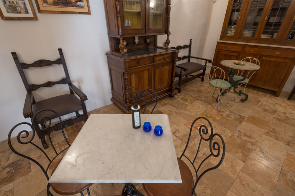 stanza-mobili-tavolini-tradizionali-bottiglie-olio-moom-matera-olive-oil-museum-museo-olio-oliva