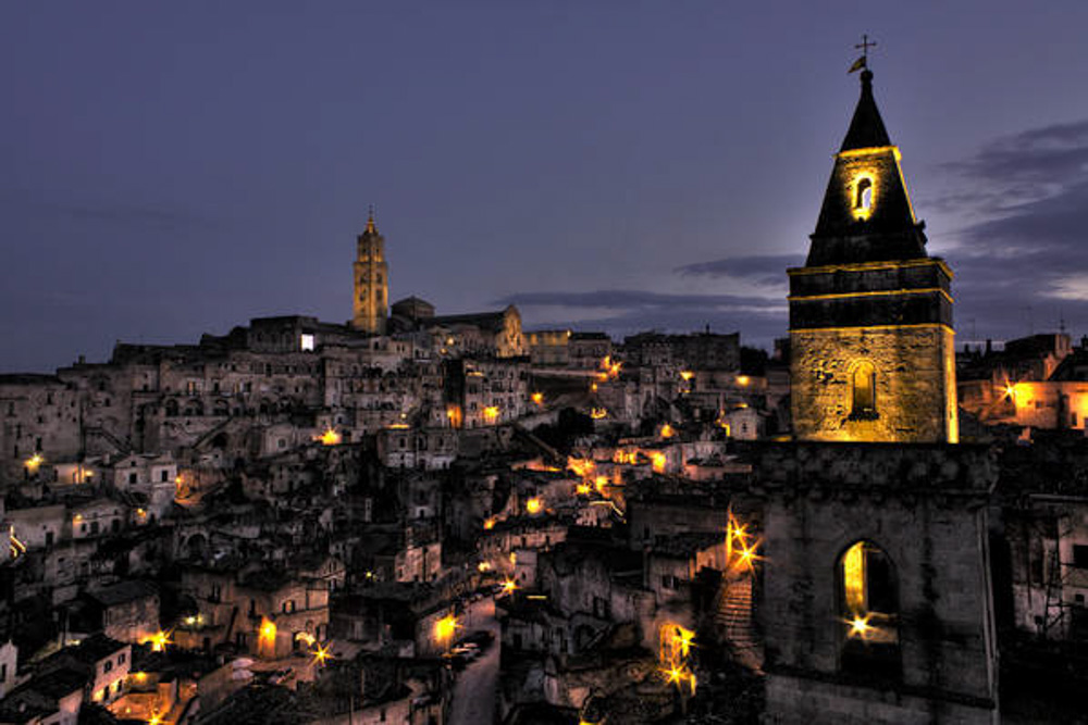 vista-nottura-paesaggio-matera-moom-matera-olive-oil-museum-museo-olio-oliva