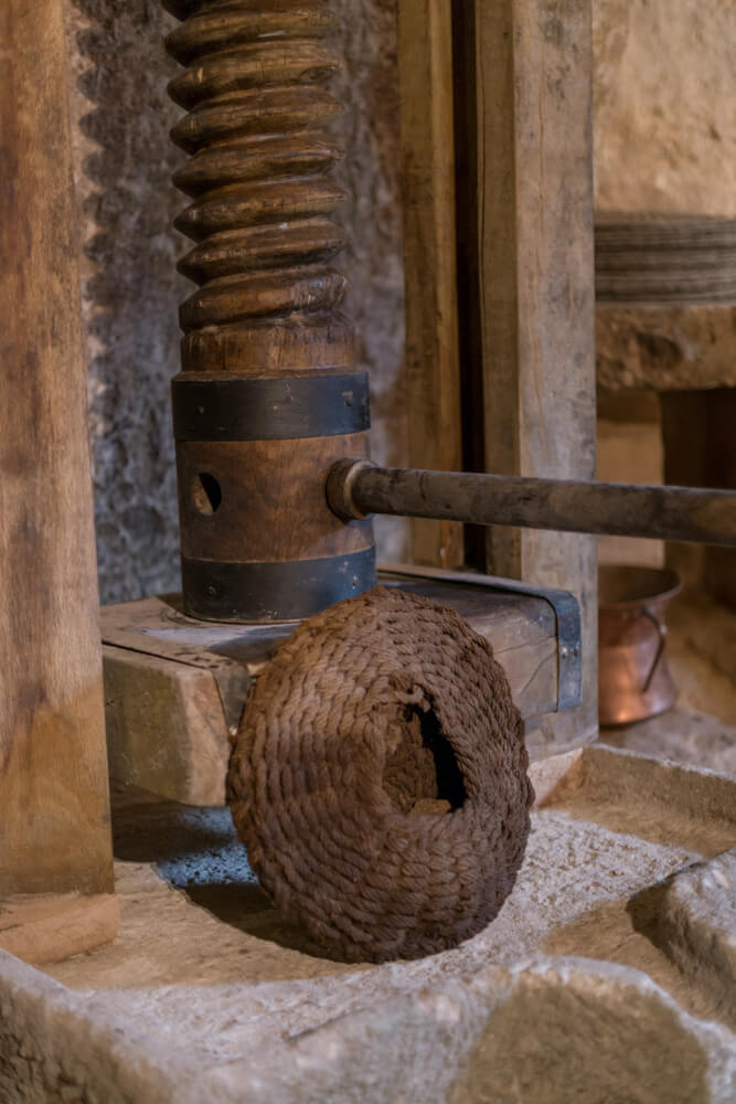 particolare-torchio-spremitura-olive-moom-matera-olive-oil-museum-museo-olio-oliva